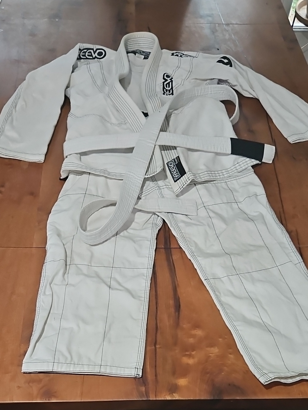 Reevo White Brazilian Jiu-Jitsu Gi with White Belt. Sz A0